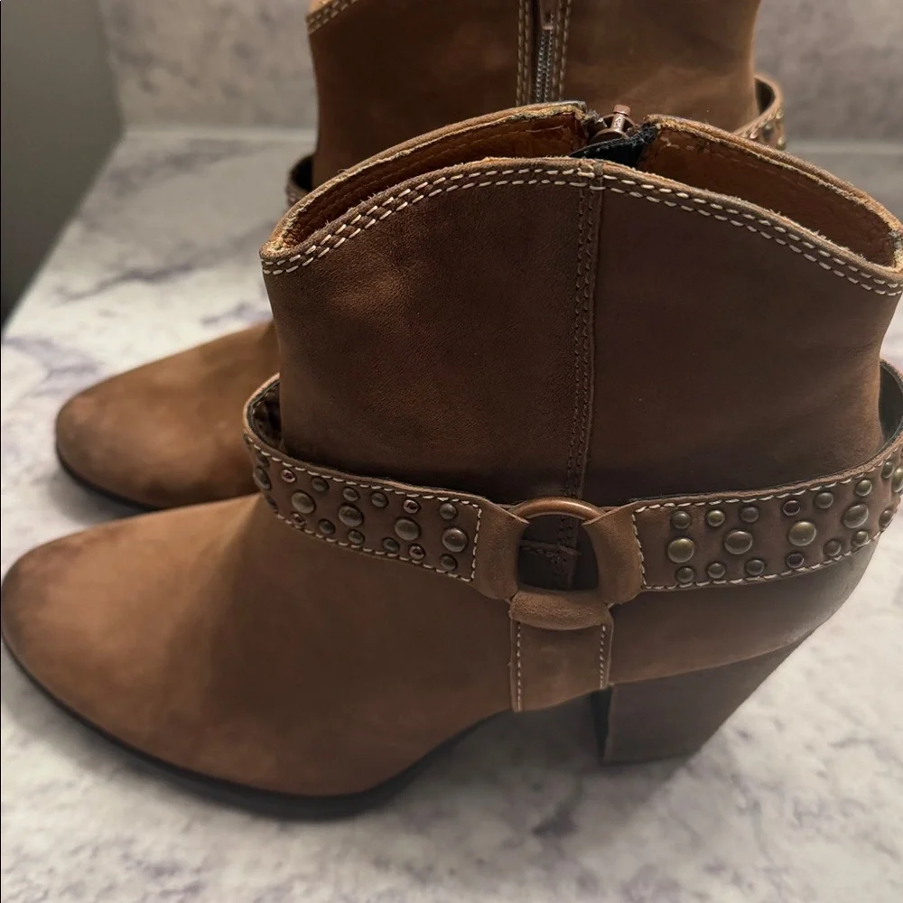 Sofft Women's Brown Studded Leather Ankle Boots size 7